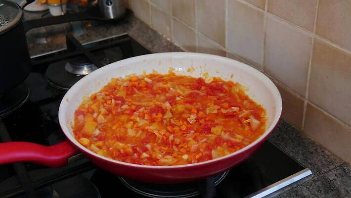 전통 접시 음식 채소 감자 파슬리 육류 요리 사람없음 식사 저녁식사 소고기 시골 굽기 시골집 프랑스어 점심식사 그라탱 다진 캐서롤 핸드메이드 4K MP4 해외동영상 클립영상 문자 식기 식재료 주택 서양음식 용기_그릇 구이 동영상 파일형식