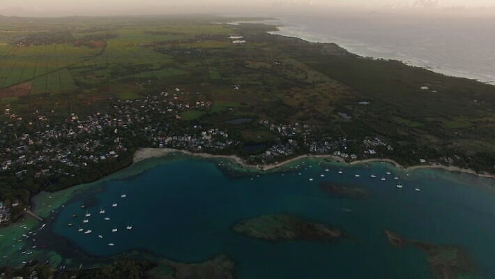 바다 섬 여행 밭 요트 자연 안테나 파노라마 사람없음 초록색 물 농경지 도시 만 보트 장면 타운 석호 항공촬영 드론 모리셔스 4K MOV 해외동영상 클립영상 자연요소 뷰포인트 컬러 농업 배_교통 통신 촬영기법 농장 생태계 동영상 파일형식