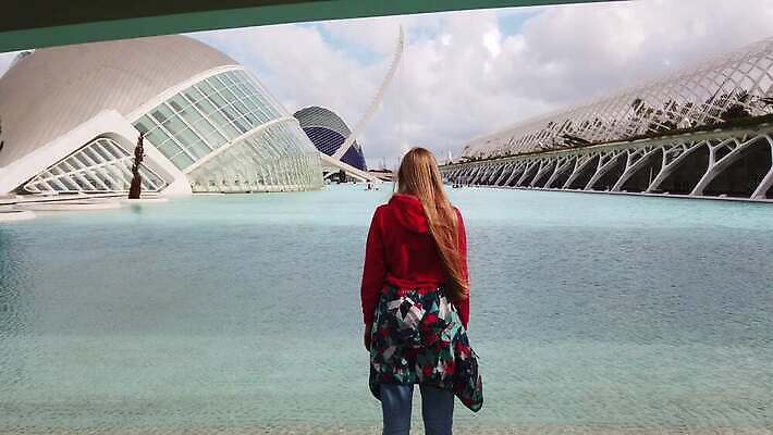 라이프스타일 응시 공원 여자 유럽 여행 건축양식 미래 관리 한명 건물 물 산책 도시 스페인 당구 박물관 랜드마크 발렌시아 4K MOV 해외동영상 클립영상 자연요소 1 건축물 시선 공공시설 건축 나라 컨셉 휴식 사람 생활 구기 동영상 파일형식