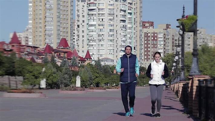 백인 라이프스타일 커플 공원 여자 남자 행복 스포츠 2 함께함 건강 성인 야외 두명 파란색 친구 달리기 조깅 운동 도시 그룹 연습 마라톤 달리기선수 주자 MP4 해외동영상 클립영상 서양인 공공시설 감정 컬러 컨셉 관계 모션 사람 경기 생활 육상스포츠 육상선수 동영상 파일형식