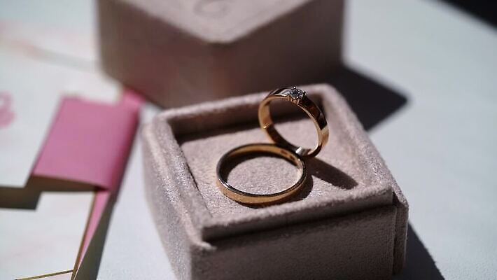 전통 커플 기념일 결혼 2 장신구 결혼식 남편 함께함 선물 사랑 사람없음 빛 금속 흰색 축하 반지 아내 쌍 황금 고급 닫기 은색 보석 심볼 오브젝트 다이아몬드 약혼 고립 백금 제안 MOV 해외동영상 클립영상 감정 컬러 컨셉 관계 모션 재질 이벤트 광석 약속 동영상 파일형식