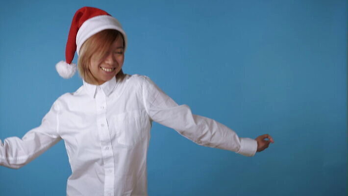 모자 여자 행복 백그라운드 크리스마스 겨울 휴가 새로움 기념 한명 미소 사람 동양인 성인 금발 산타클로스 기쁨 에너지 자유 춤 연도 즐거움 흥분 긍정 캡모자 클라우스 밀레니얼 4K MOV 해외동영상 클립영상 모자_잡화 1 헤어스타일 잡화 계절 기념일 감정 컨셉 문화예술 표정 인종 경제 동영상 파일형식