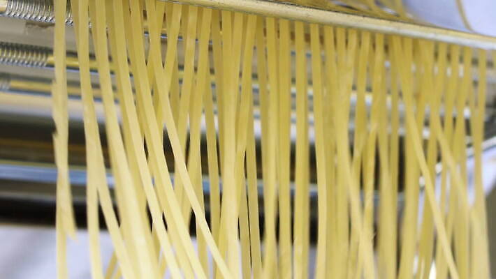 손 여자 줄 음식 빵 탁자 추상 주택 건조 파스타 건강 스파게티 관리 사람 사람없음 햇빛 노란색 기계 이탈리아 면 업무 수프 자르기 시리얼 국수 반죽 만들기 밀가루 라비올리 라자냐 마카로니 이스트 특별함 핸드메이드 토르텔리니 4K MOV 해외동영상 클립영상 유럽 컬러 가구 컨셉 무늬 모션 서양음식 건물 신체부위 태양 면류 작업 이탈리아음식 가루 동영상 파스타면 파일형식