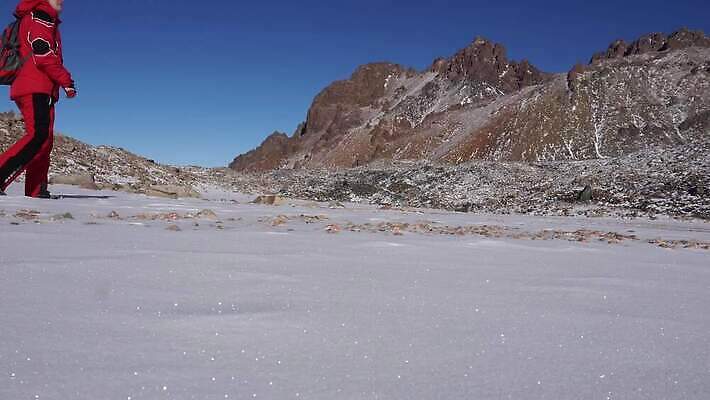 라이프스타일 남자 스포츠 여행 겨울 자연 하늘 산 안테나 한명 여행객 맑음 얼음 산책 등산 트래킹 하이킹 추위 자유 정상 산등성이 빙하 오르기 알프스 산봉우리 드론 산악가 절정 카자흐스탄 눈내림 4K 알마티 MP4 해외동영상 클립영상 자연요소 1 계절 유럽 아시아 컨셉 통신 모션 레저 날씨 휴식 눈_날씨 사람 생활 생태계 봉우리 동영상 파일형식