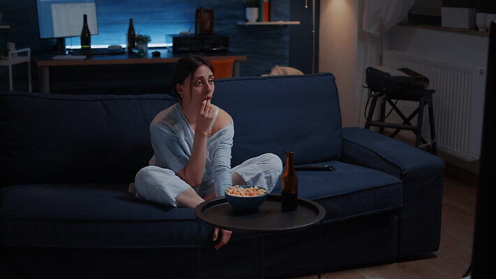 백인 라이프스타일 응시 남자 감정 얼굴 휴식 주택 맥주 표정 앉기 소파 텔레비전 외침 방 고통 슬픔 마시기 표현 관찰 울음 야간 저녁 먹기 필름 영화 눈물 싱글 팝콘 드라마 비극 혼자 4K MOV 해외동영상 클립영상 자연요소 서양인 시선 컨셉 의자 모션 문화예술 주류 사람 건물 생활 신체부위 전자제품 소리 동영상 파일형식