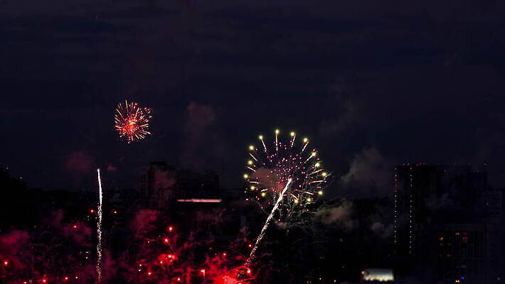 행복 컬러 백그라운드 하늘 불 추상 휴가 불꽃 기념 폭죽 미술 이벤트 사람없음 빨간색 빛 컬러풀 파티 축제 어둠 축하 야간 폭발 7월 4K MOV 해외동영상 클립영상 자연요소 감정 컨셉 무늬 문화예술 날짜 동영상 파일형식