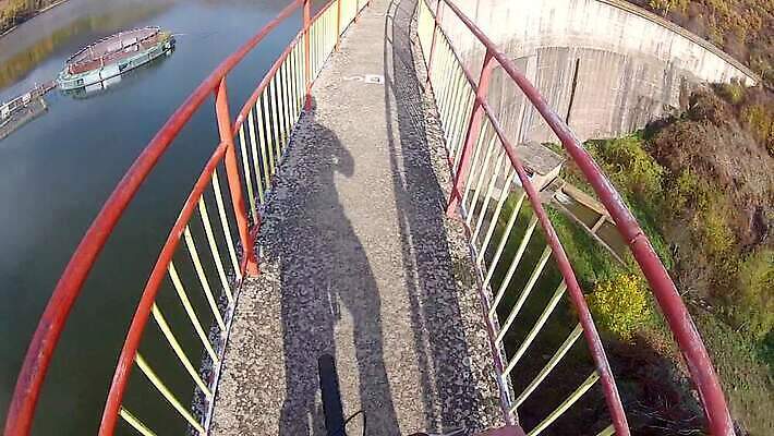 라이프스타일 호수 스포츠 모션 사람 사람없음 물 자전거 운전 댐 속도 사이클링 바이크레이서 페달 1인칭시점 MOV 해외동영상 클립영상 자연요소 시선 공공시설 생활 바이크 육상스포츠 동영상 파일형식