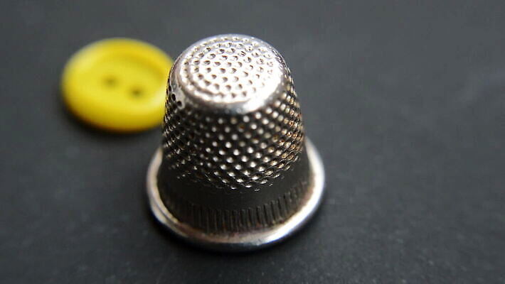 전통 드레스 옷 손가락 사람없음 노란색 유행 금속 엄지손가락 흰색 공구 업무 보호 은색 바느질 플라스틱 자르기 철 오브젝트 회전 골무 철강 캡모자 MOV 해외동영상 클립영상 모자_잡화 손 컬러 컨셉 모션 재질 도구 작업 동영상 파일형식