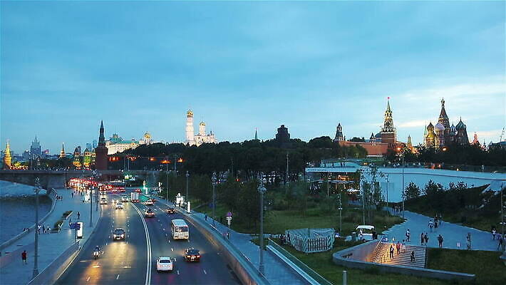 나무 도로 여행 가로등 건축양식 자국 자동차 하늘 거리 풍경 사람없음 건물 물 여름 빛 강 도시풍경 성당 교회 탑 일몰 새벽 도시 고속도로 역사 도심 야간 저녁 러시아 장면 타운 스카이라인 랜드마크 러시아인 모스크바 수도권 크렘린궁전 MOV 해외동영상 클립영상 자연요소 서양인 식물 건축물 계절 공공시설 건축 유럽 길 육상교통 종교건축 교통시설 노을 궁전 지역 동영상 크렘린 파일형식