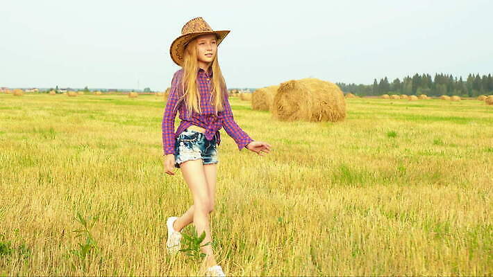 모델 응시 여자 행복 얼굴 포즈 백그라운드 셔츠 밭 농업 한명 사람 야외 10대 농장 농경지 유행 걷기 카메라 마을 수확 시골 소 카우보이 건초더미 볏짚 체크무늬 카우보이모자 밀짚 밭일 서쪽 4K MOV 해외동영상 클립영상 모자_잡화 1 시선 감정 산업 상의 무늬 포유류 모션 청소년 신체부위 전자제품 건초 짚 방향 동영상 파일형식 더미