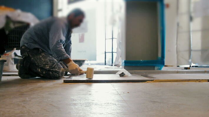 직업 산업 표면 노동자 바닥 실내 사람 사람없음 내부 건물 쌓기 장비 건설현장 공구 고리 보행로 수리 망치 타일 시멘트 정리 개발 건축업자 공예가 넣기 미장 석고 석공 콘크리트 MOV 해외동영상 클립영상 건축물 건축 길 모션 건설업 도구 동영상 파일형식