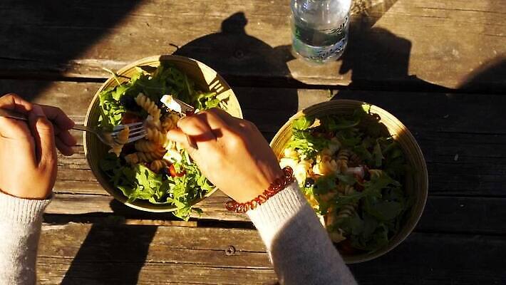 전통 접시 음식 백그라운드 2 다이어트 토마토 채소 재료 탁자 치즈 파스타 건강 요리 한명 사람 야외 목재 초록색 물 소풍 식사 저녁식사 샐러드 시골 신선 사발 맛 지중해 먹기 대나무 올리브 레시피 그리스인 내추럴 점심식사 항공촬영 루꼴라 채식주의자 핸드메이드 맛있는 페타치즈 MOV 해외동영상 클립영상 자연요소 서양인 나무 1 식기 열매 바다 뷰포인트 컬러 가구 컨셉 모션 유제품 서양음식 야외활동 사기그릇 채식 동영상 파일형식