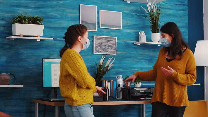 행복 거실 아파트 주택 맥주 대화 가면 마스크 미소 사람없음 친구 소파 글로벌 파티 검은색 우정 펼침 마시기 축하 바이러스 보호 예방 건배 번짐 다인종 섞기 소셜 코로나바이러스 사교적 뉴노멀 4K MOV 해외동영상 클립영상 감정 컬러 컨셉 의자 관계 모션 주류 표정 말하기 인종 이벤트 건물 경제 동영상 파일형식 효과