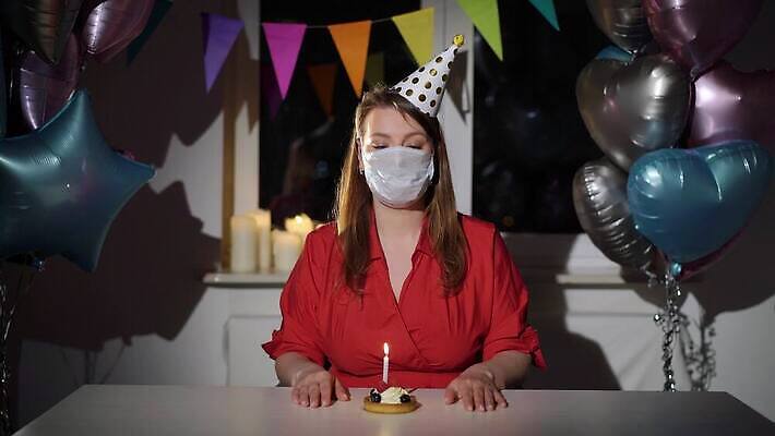 백인 1 여자 기념일 탁자 휴가 아파트 주택 기념 가면 한명 사람 성인 장식 파티 케이크 슬픔 축하 생일 좌절 고독 보호 불기 호루라기 컵케이크 지루함 싱글 타격 혼자 코로나바이러스 4K MOV 해외동영상 클립영상 서양인 감정 가구 컨셉 모션 디저트 이벤트 건물 바이러스 동영상 파일형식