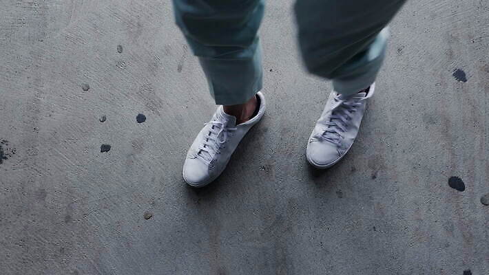 남자 스포츠 운동화 신발 바닥 성인 사람없음 물 하이앵글 유행 댄서 흰색 시멘트 땅바닥 리듬 주자 콘크리트 터키석 스타일 4K MOV 해외동영상 클립영상 자연요소 직업 뷰포인트 컬러 사람 보석 동영상 파일형식