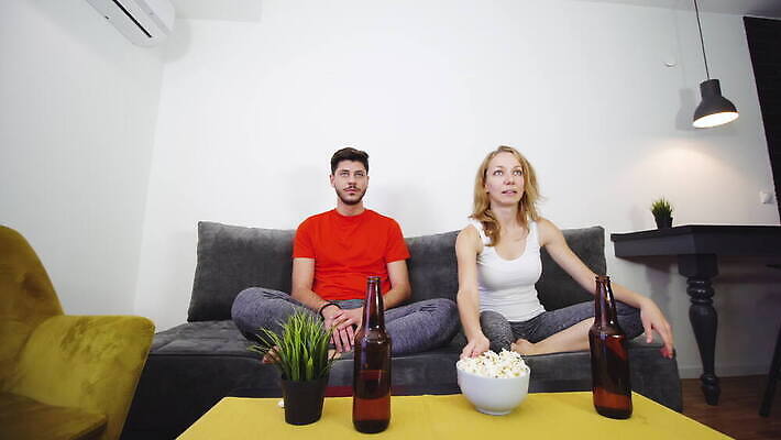 백인 라이프스타일 커플 여자 남자 행복 음료 스포츠 거실 관계 응원 아파트 주택 맥주 함께함 농구 사랑 미소 사람 소년 성인 두명 친구 소파 럭비 축구 텔레비전 게임 알코올 배구 만취 건배 팝콘 하키 핸드볼 리빙 4K MOV 해외동영상 클립영상 서양인 감정 어린이 컨셉 의자 놀이 주류 표정 건물 생활 전자제품 구기 동영상 술취함 파일형식