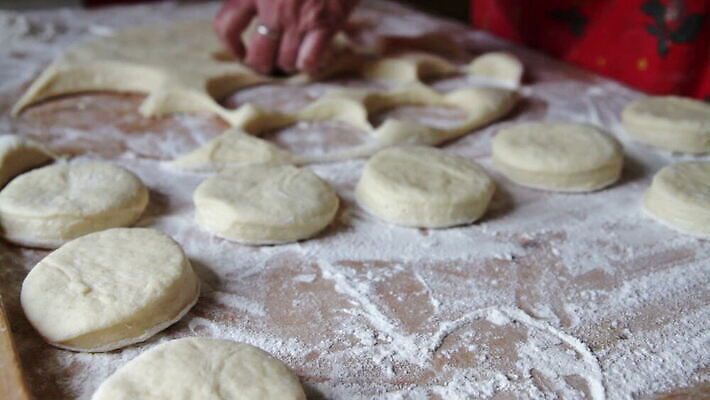 전통 음식 가사 재료 탁자 주택 건강 요리 사람없음 갈색 주방 빵집 흰색 신선 맛 혼합 낟알 밀 굽기 책상 준비 반죽 만들기 밀가루 레시피 밀가루반죽 섞기 스터핑 제빵사 페스츄리 핸드메이드 맛있는 MOV 해외동영상 클립영상 직업 빵 컬러 가구 컨셉 모션 곡류 건물 상점 가루 구이 동영상 파일형식