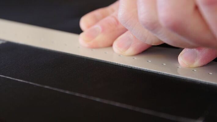 손 디자인 드레스 옷 산업 비즈니스 손가락 공장 탁자 실내 한명 유행 기계 장비 공구 직물 업무 작업실 실 닫기 바느질 디자이너 자르기 묘사 복고 만들기 자수 재단 재단사 방법 퀼트 하수 핸드메이드 4K MP4 해외동영상 클립영상 직업 1 가구 공업 모션 사람 내부 신체부위 물 도구 작업 동영상 파일형식