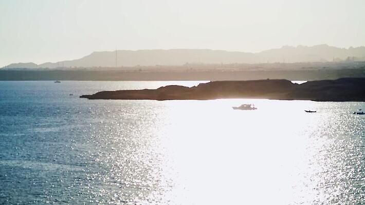 계절 실루엣 바다 섬 여행 모션 날씨 열대 산 거리 안테나 사람없음 물 햇빛 반사 황혼 만 뜨거움 보트 저녁 크루즈 클립 지형 동영상 주입구 패닝샷 헤드랜드 MOV 해외동영상 클립영상 자연요소 배_교통 통신 촬영기법 태양 일몰 야간 파일형식