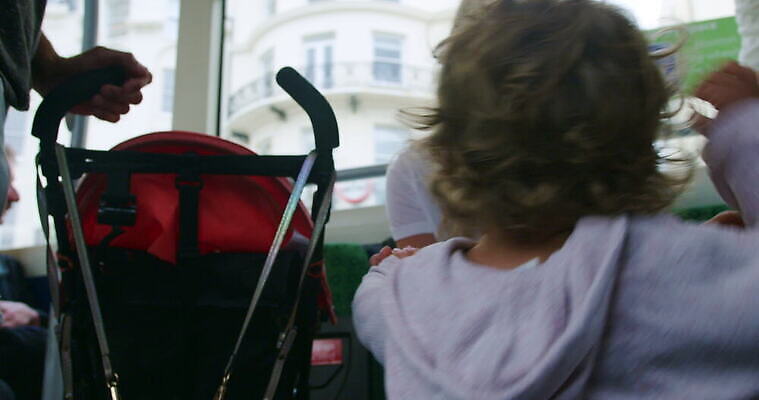 백인 여자 딸 여행 가족 교통시설 포옹 엄마 영국 함께함 앉기 야외 두명 세명 부모 잡기 서식스 4K MOV 해외동영상 클립영상 서양인 유럽 교통 컨셉 관계 안기 모션 사람 시설 동영상 파일형식