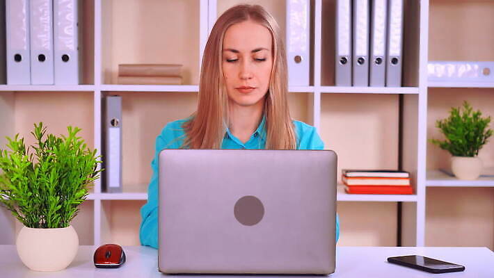 백인 직업 여자 행복 셔츠 회사 비즈니스 성공 노동자 직장 한명 미소 20대 내부 컴퓨터 컬러풀 금발 사무실 축하 타이핑 우승 업무 작업 비즈니스우먼 작업실 종업원 창업 승자 터키석 프리랜서 4K MOV 해외동영상 클립영상 서양인 1 헤어스타일 감정 컬러 컨셉 상의 표정 사람 청년 전자제품 최고 직장인 보석 자영업 동영상 파일형식