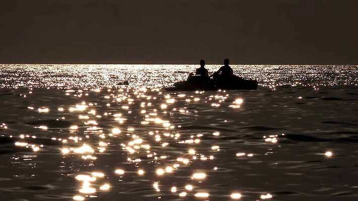 행복 실루엣 호수 바다 섬 여행 2 가족 교통시설 휴가 사람 사람없음 야외 물 여름 파란색 친구 비키니 반사 일출 일몰 기쁨 보트 그룹 함선 난민 페달 4K MP4 해외동영상 클립영상 자연요소 계절 수영복 감정 컬러 교통 배_교통 관계 촬영기법 노을 시설 동영상 파일형식
