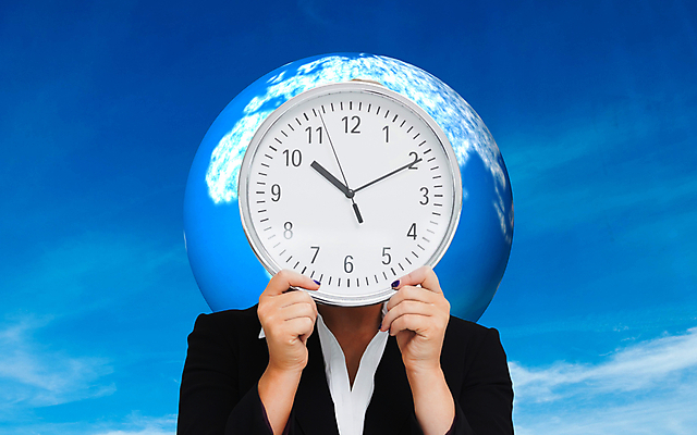 포토 JPG 해외이미지 백인 여자 시계 하늘 한명 20대 컴퓨터그래픽 빛 디지털 잡기 시간 비즈니스우먼 숨기 카피스페이스 해외202004 해외포토 서양인 1 비즈니스 모션 사람 청년 그래픽 공백 직장인 파일형식