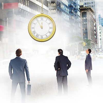 포토 JPG 해외이미지 백인 응시 남자 도로 시계 중년 50대 생각 서류가방 비즈니스 넥타이 갈색머리 서기 성인 세명 30대 도시풍경 노란색 올려보기 관찰 잡기 도시 시간 비즈니스맨 집중 바쁨 시티라이프 카운트다운 해외202004 해외포토 서양인 라이프스타일 헤어스타일 시선 잡화 길 컬러 컨셉 가방 교통시설 모션 사람 풍경 장년 직장인 파일형식