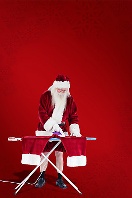 포토 JPG 해외이미지 전신 노년 남자 크리스마스 바지 산타옷 한명 앞모습 빨간색 산타클로스 다리미 다리미질 노인남자한명만 해외202004 해외포토 1 옷 기념일 뷰포인트 컬러 하의 사람 성인 가전제품 남자한명만 노인남자만 파일형식