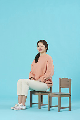 포토 JPG 스튜디오촬영 전신 학생 응시 여자 행복 대학생 의자 교실 대학생라이프 실내 한명 미소 앉기 20대 성인 옆모습 한국인 자신감 강의실 파란배경 성인여자한명만 국내포토 1 라이프스타일 시선 교육 감정 뷰포인트 가구 백그라운드 학교 모션 표정 사람 동양인 청년 내부 파란색 공간 여자한명만 성인여자만 파일형식