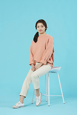 포토 JPG 스튜디오촬영 전신 학생 여자 대학생 의자 대학생라이프 실내 한명 미소 앉기 20대 성인 옆모습 한국인 파란배경 성인여자한명만 국내포토 1 라이프스타일 뷰포인트 가구 백그라운드 모션 표정 사람 동양인 청년 내부 파란색 여자한명만 성인여자만 파일형식