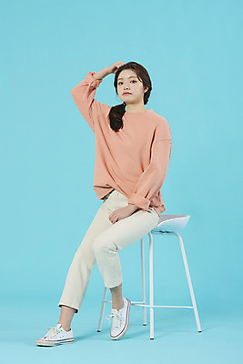 포토 JPG 스튜디오촬영 전신 학생 여자 대학생 의자 대학생라이프 실내 한명 앉기 20대 성인 옆모습 한국인 고민 파란배경 갸우뚱 성인여자한명만 국내포토 1 라이프스타일 감정 뷰포인트 가구 백그라운드 모션 사람 동양인 청년 내부 파란색 여자한명만 성인여자만 파일형식