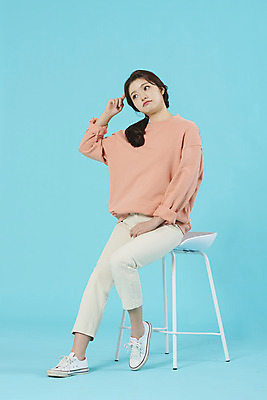 포토 JPG 스튜디오촬영 전신 학생 여자 대학생 의자 대학생라이프 실내 한명 앉기 20대 성인 옆모습 한국인 고민 파란배경 갸우뚱 성인여자한명만 국내포토 1 라이프스타일 감정 뷰포인트 가구 백그라운드 모션 사람 동양인 청년 내부 파란색 여자한명만 성인여자만 파일형식