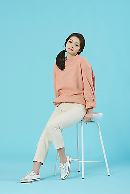 포토 JPG 스튜디오촬영 전신 학생 여자 대학생 의자 대학생라이프 실내 한명 앉기 20대 성인 옆모습 한국인 고민 파란배경 갸우뚱 성인여자한명만 국내포토 1 라이프스타일 감정 뷰포인트 가구 백그라운드 모션 사람 동양인 청년 내부 파란색 여자한명만 성인여자만 파일형식