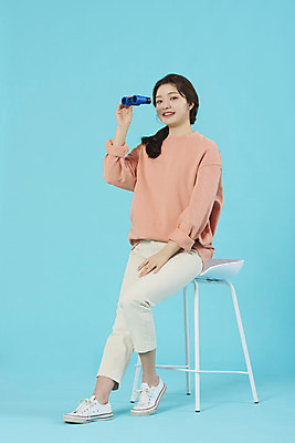 포토 JPG 스튜디오촬영 전신 학생 응시 여자 대학생 의자 미래 대학생라이프 실내 한명 미소 앉기 20대 성인 옆모습 망원경 한국인 파란배경 긍정 성인여자한명만 국내포토 1 라이프스타일 시선 뷰포인트 가구 백그라운드 컨셉 모션 표정 사람 동양인 청년 내부 파란색 여자한명만 성인여자만 파일형식