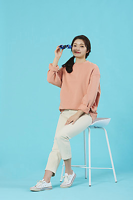 포토 JPG 스튜디오촬영 전신 학생 응시 여자 대학생 의자 미래 대학생라이프 실내 한명 미소 앉기 20대 성인 옆모습 망원경 한국인 파란배경 긍정 성인여자한명만 국내포토 1 라이프스타일 시선 뷰포인트 가구 백그라운드 컨셉 모션 표정 사람 동양인 청년 내부 파란색 여자한명만 성인여자만 파일형식