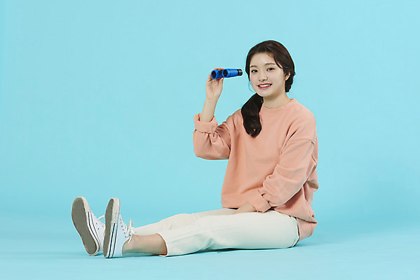 포토 JPG 스튜디오촬영 전신 학생 응시 여자 대학생 미래 대학생라이프 실내 한명 미소 앉기 20대 성인 옆모습 망원경 한국인 파란배경 긍정 성인여자한명만 국내포토 1 라이프스타일 시선 뷰포인트 백그라운드 컨셉 모션 표정 사람 동양인 청년 내부 파란색 여자한명만 성인여자만 파일형식