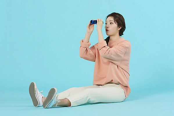 포토 JPG 스튜디오촬영 전신 학생 응시 여자 대학생 미래 대학생라이프 실내 한명 앉기 20대 성인 옆모습 망원경 한국인 파란배경 성인여자한명만 국내포토 1 라이프스타일 시선 뷰포인트 백그라운드 컨셉 모션 사람 동양인 청년 내부 파란색 여자한명만 성인여자만 파일형식