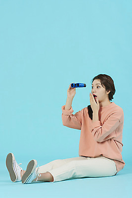 포토 JPG 스튜디오촬영 전신 학생 응시 여자 대학생 미래 대학생라이프 실내 한명 앉기 20대 성인 옆모습 놀람 망원경 한국인 파란배경 성인여자한명만 국내포토 1 라이프스타일 시선 감정 뷰포인트 백그라운드 컨셉 모션 표정 사람 동양인 청년 내부 파란색 여자한명만 성인여자만 파일형식
