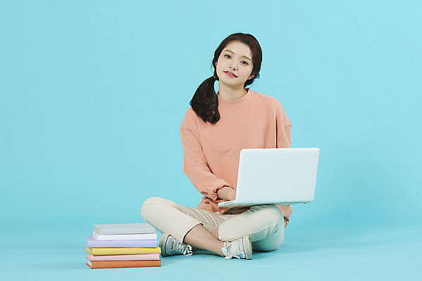 포토 JPG 스튜디오촬영 전신 학생 여자 대학생 대학생라이프 실내 한명 앉기 20대 성인 앞모습 책 노트북 한국인 강의실 파란배경 과제 성인여자한명만 국내포토 1 라이프스타일 교육 뷰포인트 백그라운드 모션 사람 동양인 청년 내부 파란색 전자제품 공간 여자한명만 성인여자만 파일형식