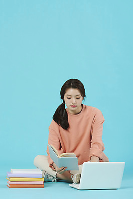 포토 JPG 스튜디오촬영 전신 학생 여자 대학생 대학생라이프 실내 한명 앉기 20대 성인 앞모습 책 노트북 한국인 강의실 파란배경 과제 성인여자한명만 국내포토 1 라이프스타일 교육 뷰포인트 백그라운드 모션 사람 동양인 청년 내부 파란색 전자제품 공간 여자한명만 성인여자만 파일형식