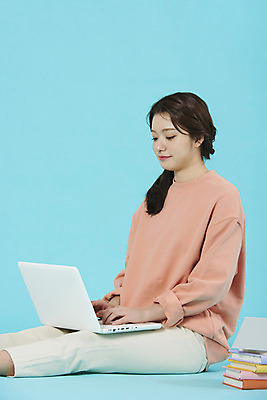 포토 JPG 스튜디오촬영 학생 여자 대학생 대학생라이프 실내 한명 앉기 상반신 20대 성인 옆모습 책 노트북 한국인 강의실 파란배경 과제 성인여자한명만 국내포토 1 라이프스타일 교육 뷰포인트 백그라운드 모션 사람 동양인 청년 내부 파란색 전자제품 공간 여자한명만 성인여자만 파일형식