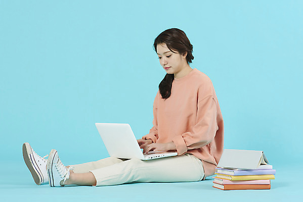 포토 JPG 스튜디오촬영 전신 학생 여자 대학생 대학생라이프 실내 한명 앉기 20대 성인 옆모습 책 노트북 한국인 강의실 파란배경 과제 성인여자한명만 국내포토 1 라이프스타일 교육 뷰포인트 백그라운드 모션 사람 동양인 청년 내부 파란색 전자제품 공간 여자한명만 성인여자만 파일형식