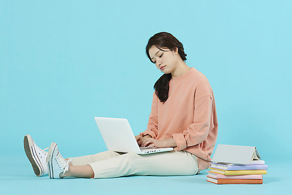 포토 JPG 스튜디오촬영 전신 학생 여자 대학생 대학생라이프 실내 한명 앉기 20대 성인 옆모습 책 노트북 한국인 강의실 파란배경 과제 과로 귀찮음 힘듦 성인여자한명만 국내포토 1 라이프스타일 교육 뷰포인트 백그라운드 컨셉 모션 사람 동양인 청년 내부 파란색 전자제품 공간 여자한명만 성인여자만 파일형식