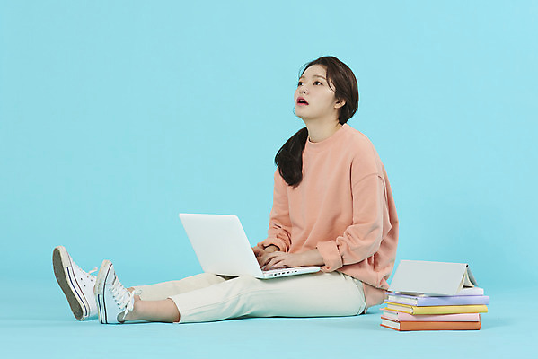 포토 JPG 스튜디오촬영 전신 학생 여자 대학생 대학생라이프 실내 한명 앉기 20대 성인 옆모습 책 노트북 한국인 강의실 파란배경 과제 과로 귀찮음 힘듦 성인여자한명만 국내포토 1 라이프스타일 교육 뷰포인트 백그라운드 컨셉 모션 사람 동양인 청년 내부 파란색 전자제품 공간 여자한명만 성인여자만 파일형식