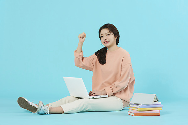 포토 JPG 스튜디오촬영 전신 학생 여자 대학생 응원 대학생라이프 실내 한명 미소 앉기 20대 성인 옆모습 책 노트북 힘 한국인 강의실 파란배경 과제 성인여자한명만 국내포토 1 라이프스타일 교육 뷰포인트 백그라운드 모션 표정 사람 동양인 청년 내부 파란색 전자제품 공간 여자한명만 성인여자만 파일형식