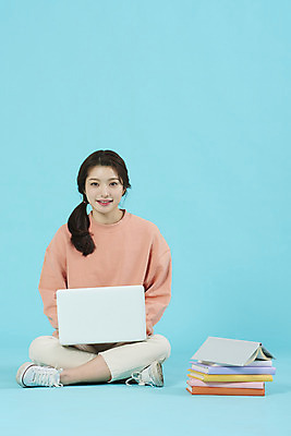 포토 JPG 스튜디오촬영 전신 학생 여자 대학생 대학생라이프 실내 한명 미소 앉기 20대 성인 앞모습 책 노트북 한국인 강의실 파란배경 과제 성인여자한명만 국내포토 1 라이프스타일 교육 뷰포인트 백그라운드 모션 표정 사람 동양인 청년 내부 파란색 전자제품 공간 여자한명만 성인여자만 파일형식