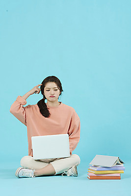 포토 JPG 스튜디오촬영 전신 학생 여자 대학생 대학생라이프 실내 한명 앉기 20대 성인 앞모습 책 노트북 한국인 찡그림 강의실 고민 파란배경 과제 성인여자한명만 국내포토 1 라이프스타일 교육 감정 뷰포인트 백그라운드 모션 표정 사람 동양인 청년 내부 파란색 전자제품 공간 여자한명만 성인여자만 파일형식