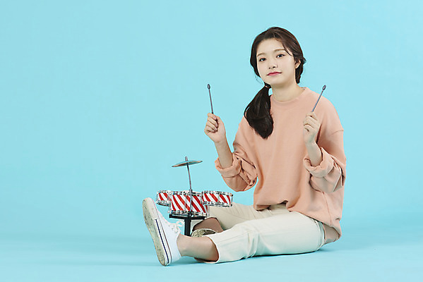 포토 JPG 스튜디오촬영 전신 학생 여자 행복 음악 대학생 대학생라이프 스트레스 실내 한명 미소 앉기 20대 성인 취미 옆모습 한국인 파란배경 드럼 미니 스트레스해소 성인여자한명만 국내포토 1 라이프스타일 감정 뷰포인트 백그라운드 모션 문화예술 타악기 표정 사람 동양인 청년 내부 파란색 여자한명만 성인여자만 파일형식