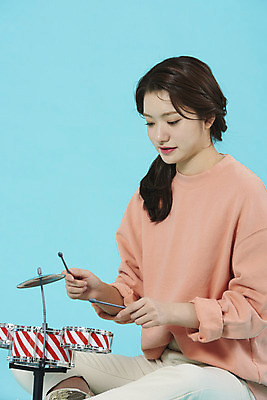포토 JPG 스튜디오촬영 학생 여자 행복 음악 대학생 대학생라이프 스트레스 실내 한명 미소 앉기 상반신 20대 성인 취미 옆모습 한국인 파란배경 드럼 미니 스트레스해소 성인여자한명만 국내포토 1 라이프스타일 감정 뷰포인트 백그라운드 모션 문화예술 타악기 표정 사람 동양인 청년 내부 파란색 여자한명만 성인여자만 파일형식
